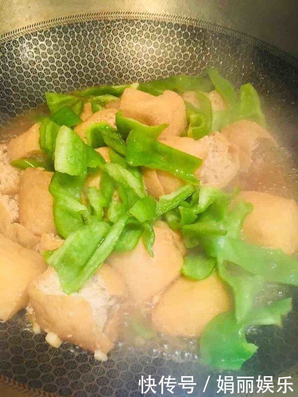 它和青椒是绝配,做出来外酥里嫩,鲜嫩可口,做法简单营养下饭