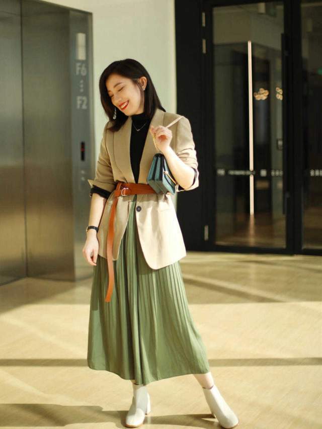 针织衫|25、35岁的韩系穿搭技巧分享,针织衫搭配百褶裙,精致高级又优雅