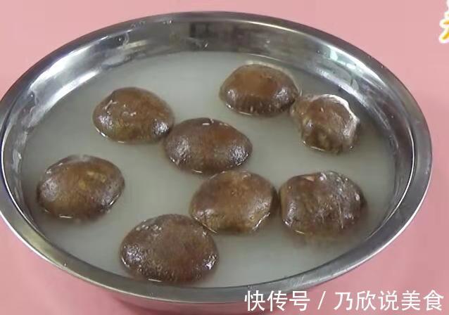 香菇经常洗不干净教你一个小窍门,脏东西自己跑出来