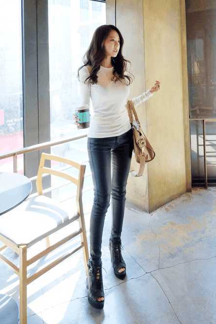 搭加|紧身裤穿起来还真挺美,青春洋溢,为穿搭加分,显身材显“肥臀”