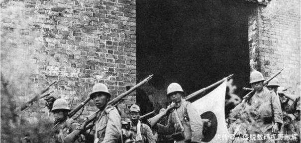 谢罪|日军来到这座村子扫荡，发现一块墓碑，念完上面的字连忙磕头谢罪