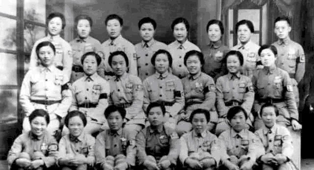 矮个子|她是黄埔女兵身材高挑很漂亮，却嫁给矮个子王明，3儿女都在国外