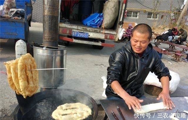 奇怪的农村夫妻，赶大集生意火爆，自定规矩：干四天休班一天