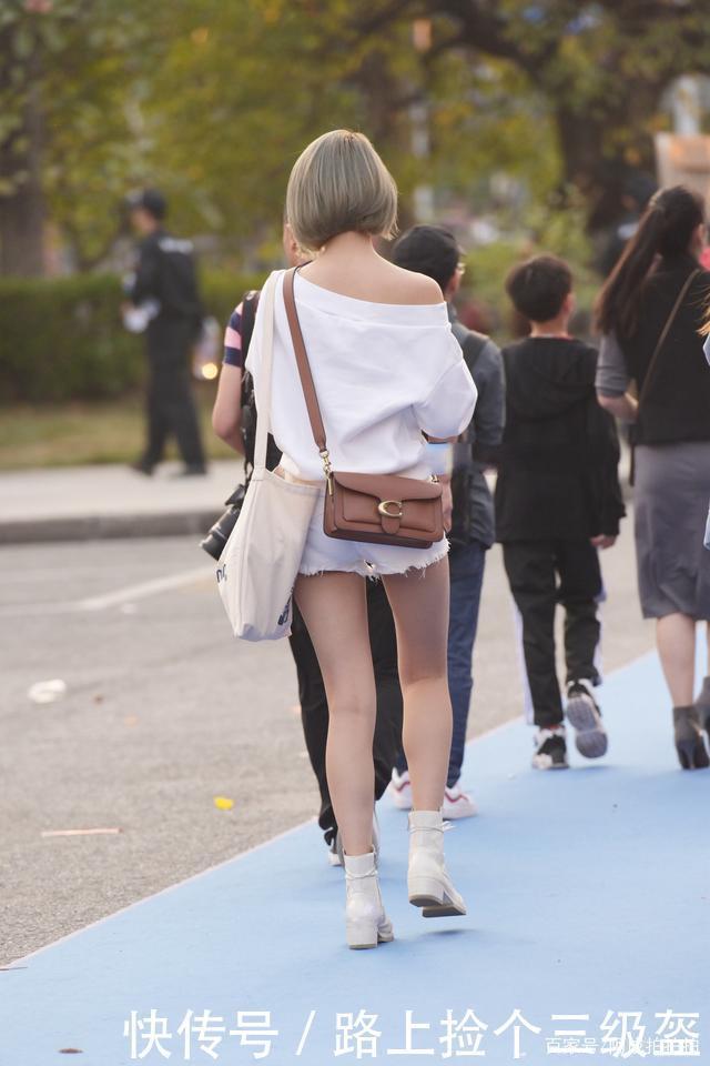 白色卫衣搭配白色裤子,同色系穿搭活力满满
