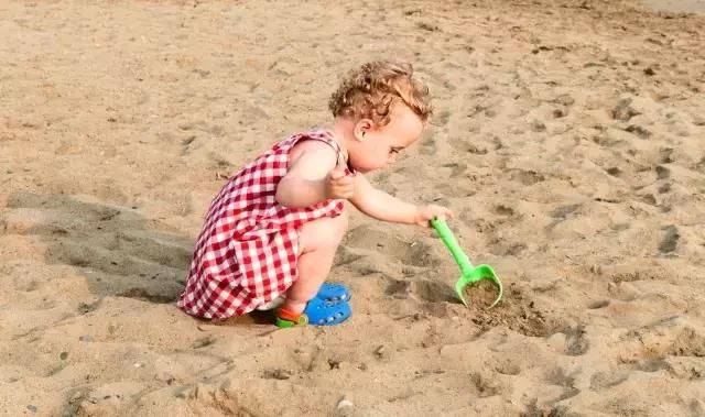 袜底|这种袜子千万不要买给孩子穿，对宝宝脚部伤害很大喔！