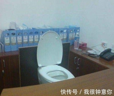 |搞笑图片幽默段子笑话:很有想法的老板,在办公室装马桶么?
