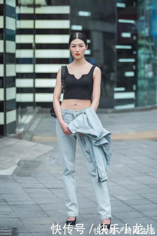 双腿|街拍：美女一身旗袍搭配高跟鞋，让双腿若隐若现更加性感，美的无可方物