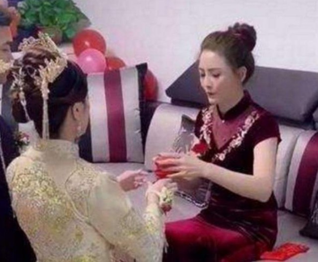 漂亮 婚礼上的漂亮婆婆,仪态端庄大气,整个婚礼面带微笑