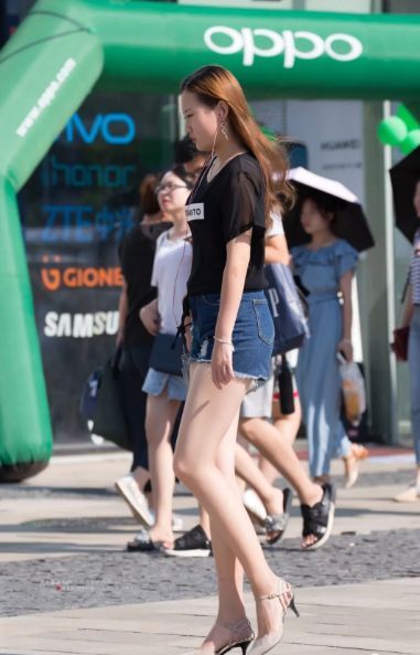 身穿|街拍:身穿紧身衣的小姐姐,身材高挑,彰显独特魅力