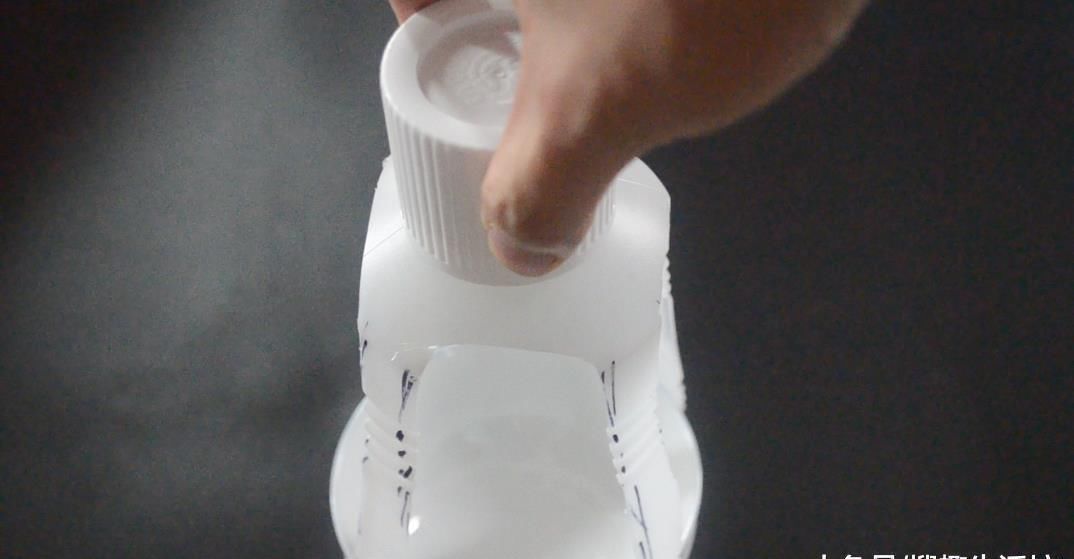 大号塑料瓶别再扔掉了, 改造一下, 放在厨房里有大用处, 太实用了