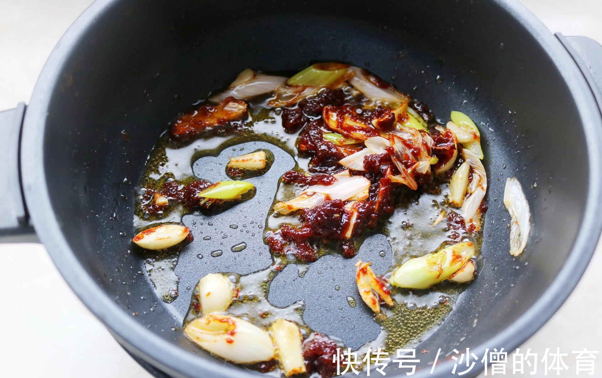 加班到深夜,煮了美味土豆粉夜宵,香辣过瘾,太好吃啦