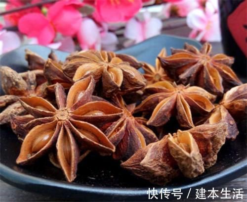 买八角时,这样的八角看到起身就走,厨师提醒,这些八角都是劣质八角