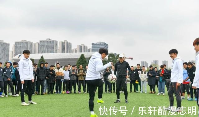 總教練|“中國太陽”來了！足球名將孫繼海成為重慶大學足球隊榮譽總教練