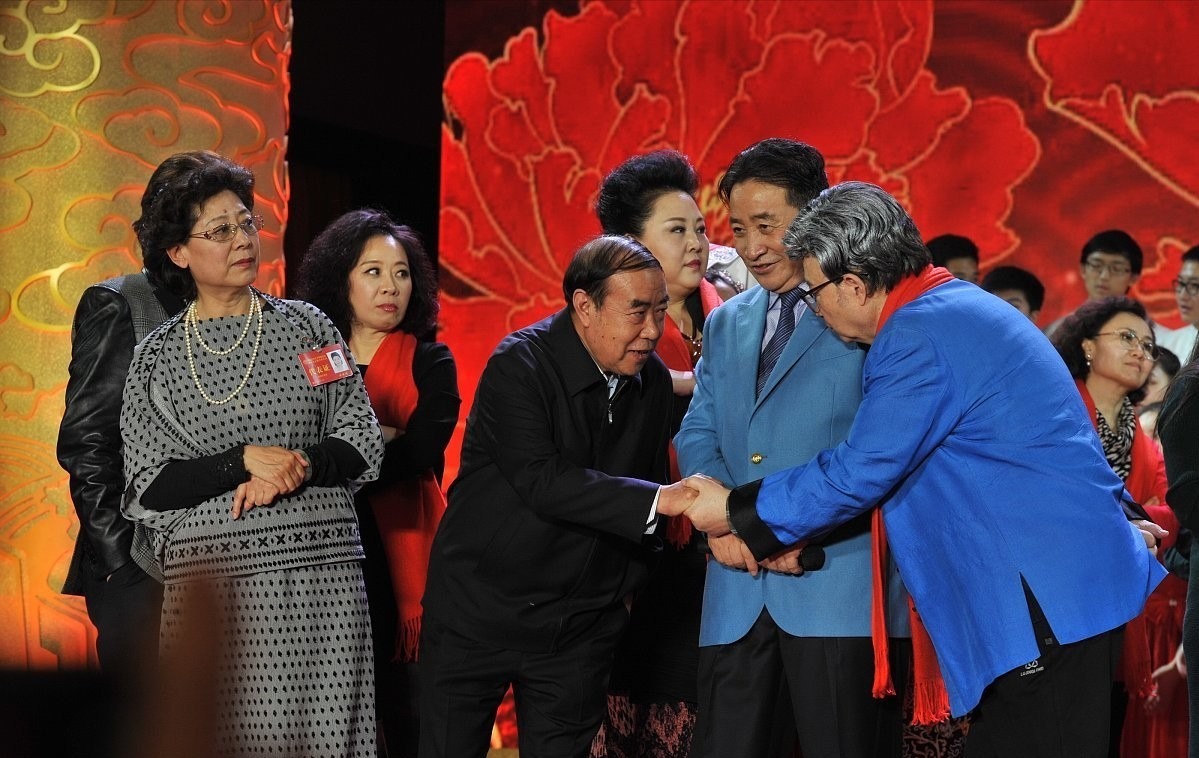 深色 关牧村还是挺不服老的, 这么招摇的裙子, 小姑娘都不一定会穿