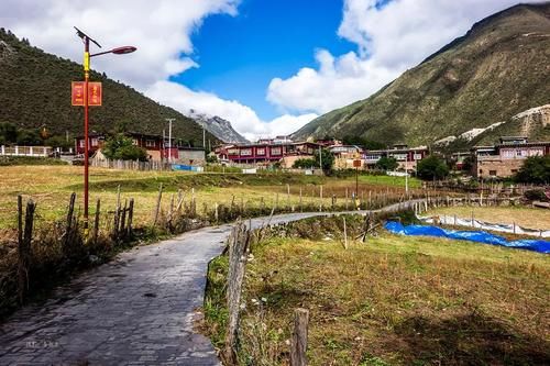 自驾川藏北线，游完四川德格，西行26公里就是西藏这个风光人文俱佳的景区