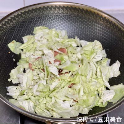包菜|快手简单，美味下饭的火腿炒包菜，一学就会