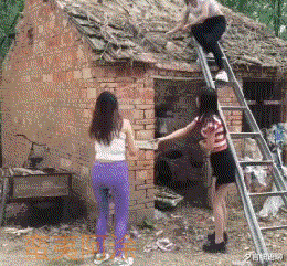 架势|“对门刚搬来的小姐姐开着门做饭,好奇瞅了一眼,这架势是刚睡醒?”,哈哈哈哈!