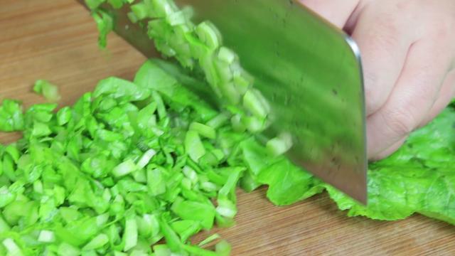 不用和面就能吃上菜团子，玉米面上滚一滚就下锅，皮薄馅多味道好