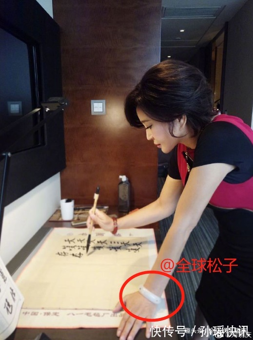 微博@65岁刘晓庆书法造诣颇深,时常晒出个人书法作品