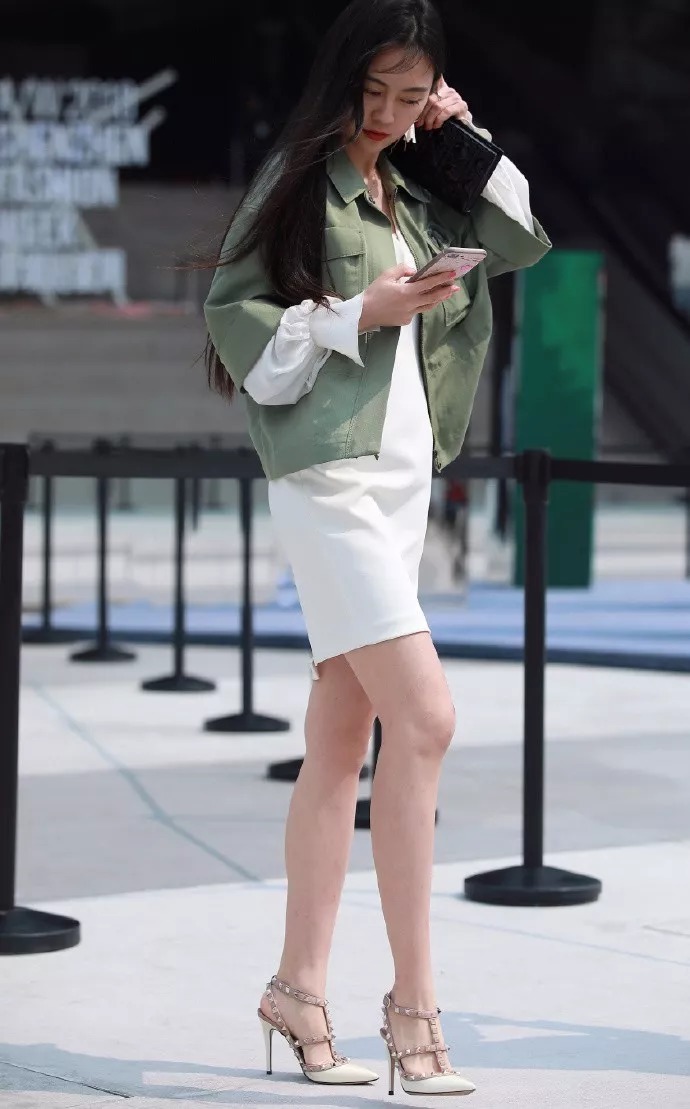 街拍：女人搭配高跟鞋，穿出成熟魅力的味道