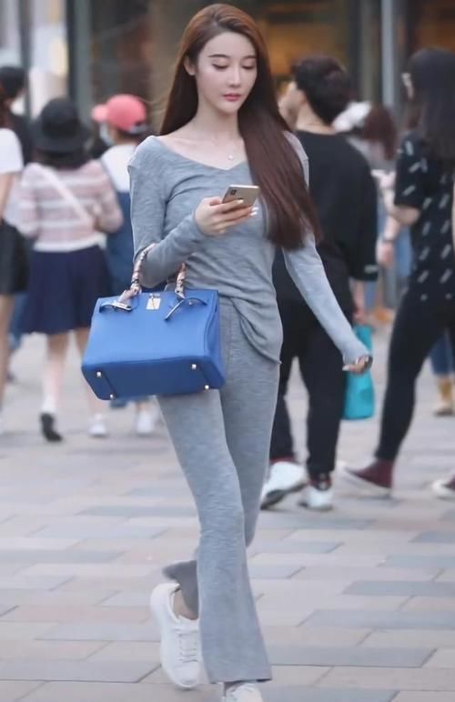 街拍小姐姐一身灰色的运动套装,很有少女范