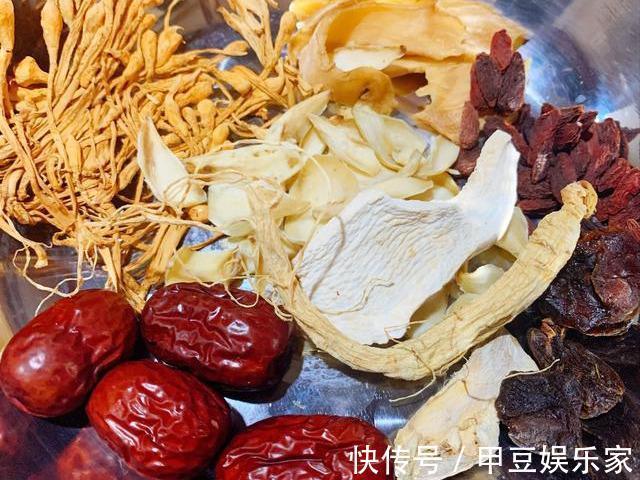 老火湯|天涼了，煲一鍋烏雞老火湯吧，湯口濃稠營養豐富，還能增加抵抗力