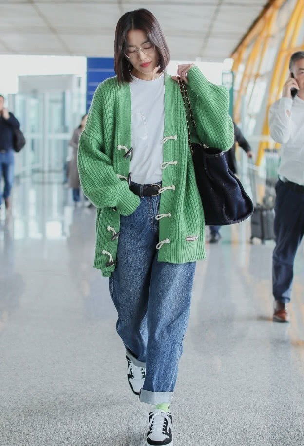 刘雯 “大表姐”刘雯最新初秋穿搭,开衫搭老爹裤,清新甜美似初恋!