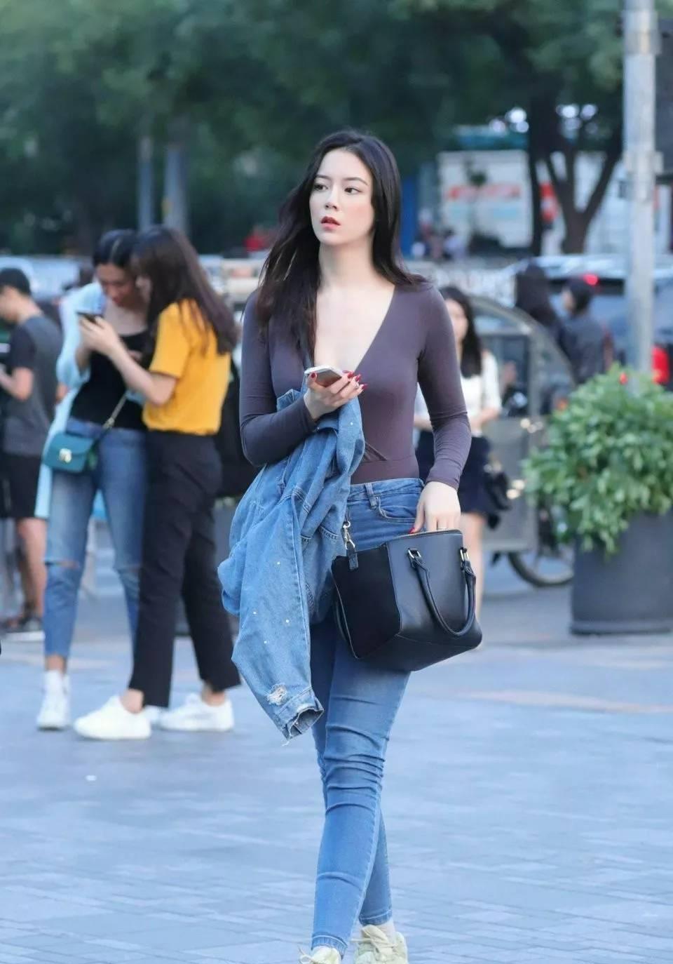 女神|包罗万象的牛仔裤,即使再“烂大街”,也能展示出女神的成熟魅力