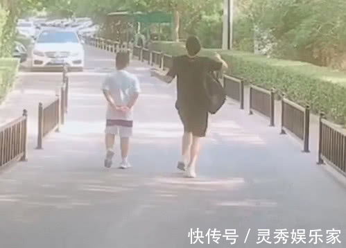 儿子|“忘形奶爸”接娃放学火了,儿子走出了爹的步伐,爹嘚瑟得像儿子
