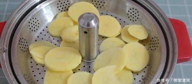 自从学会土豆此做法,女儿三天两头就想吃,刚出锅就抢着吃,特香