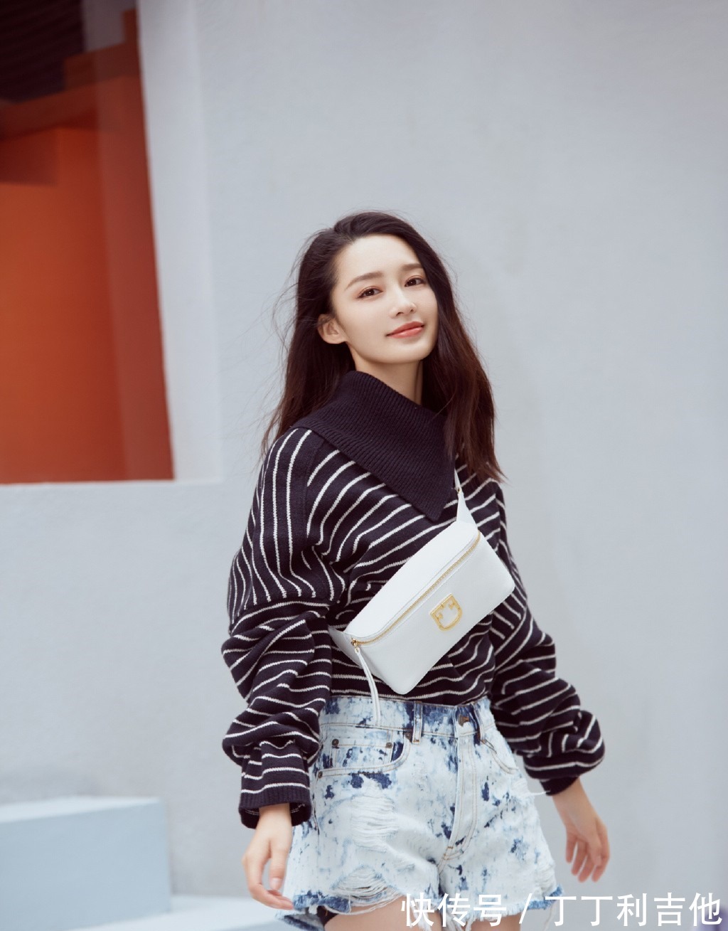 街拍照|李沁街拍照曝光,穿牛仔短裤秀“漫画腿”,长发披肩美成校园初恋