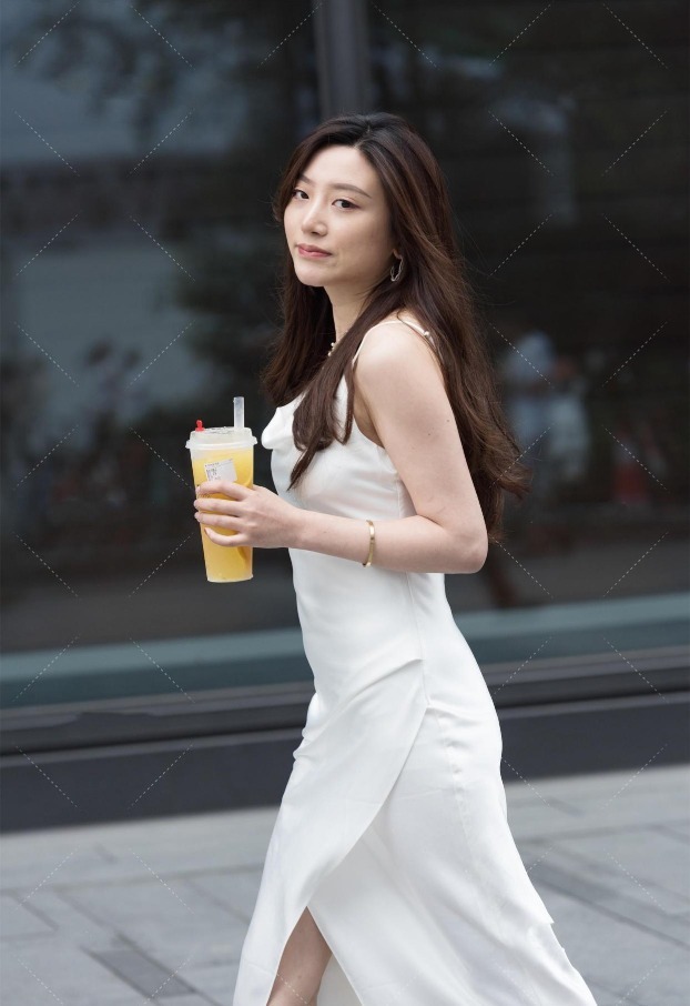 惊艳|美女街拍:清爽舒适是女孩的小心机,白色连衣裙搭配尖头高跟鞋,高贵的气质很惊艳