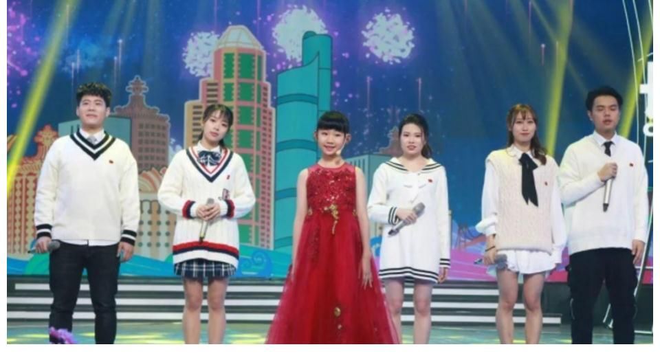 容韵琳|12岁龙紫岚火了!曾领唱《七子之歌》,两次登上央视春晚舞台