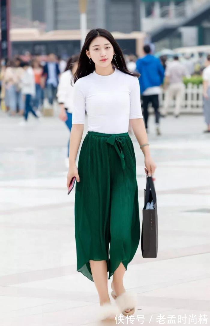 秋衣|街拍:白色紧身秋衣搭蓝色宽裤的气质女孩,笑容仿佛一朵鲜花灿烂