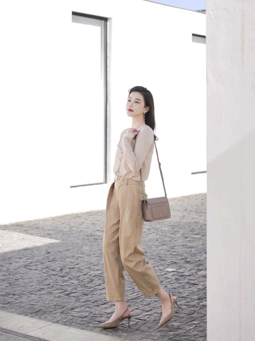 时尚博主|职场面试怎么穿?白色系带衬衫配西装裤干练优雅,一点不呆板