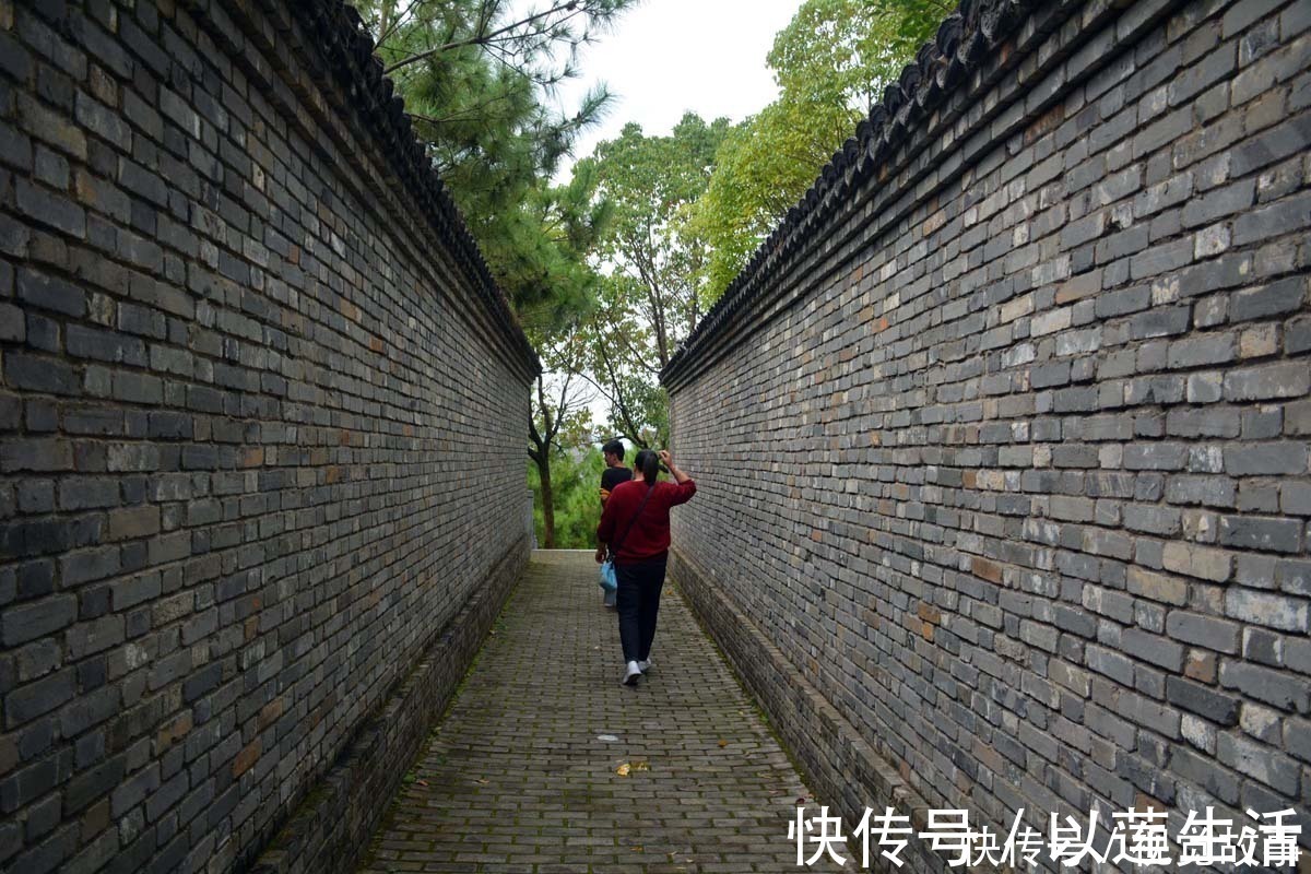 景区|大山上建2面墙,两者相距2米,看附近为啥写很多“和”字
