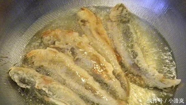 炸鱼时,有人用淀粉,有人用面粉,大厨都不对这才是正确做法
