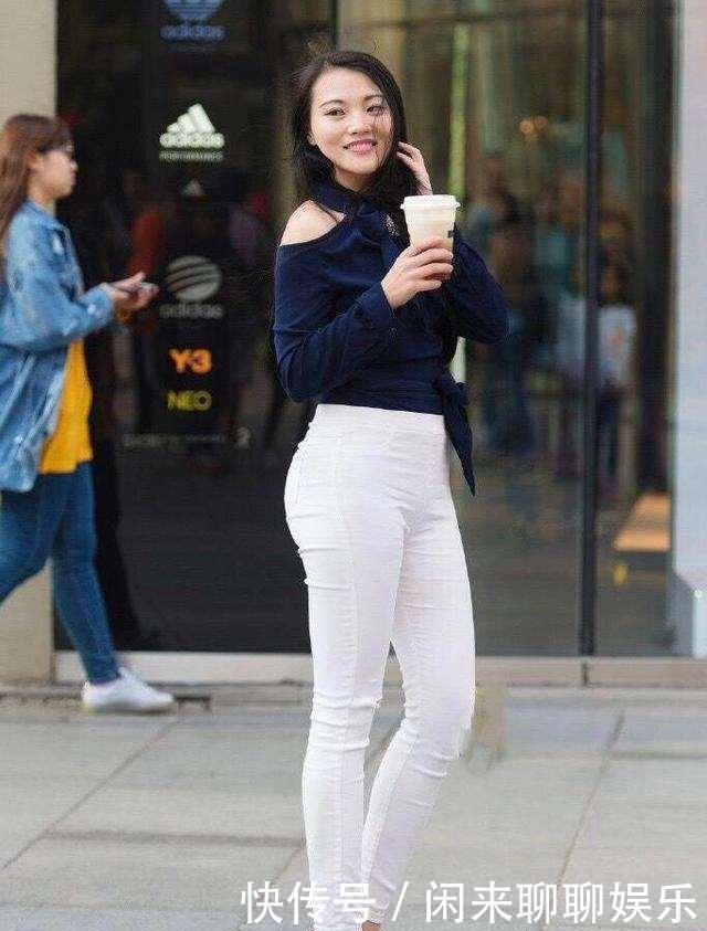 衬衫裤|深蓝色挂脖长袖上衣搭配白色牛仔裤,设计感十足,突出女神气质