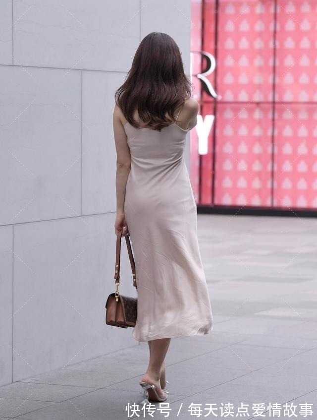 丝质面料 丝质长裙搭配性感高跟鞋,精致美艳,端庄大气!