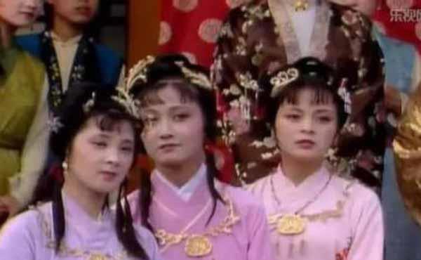 黛玉进贾府,和宝钗进贾府,有什么区别?不止迎接不迎接这么简单