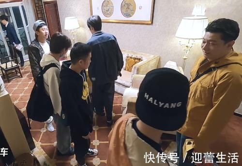 邓超|邓超陈赫等人聊天时,鹿晗头上的帽子尤为抢镜,这不是那谁的?