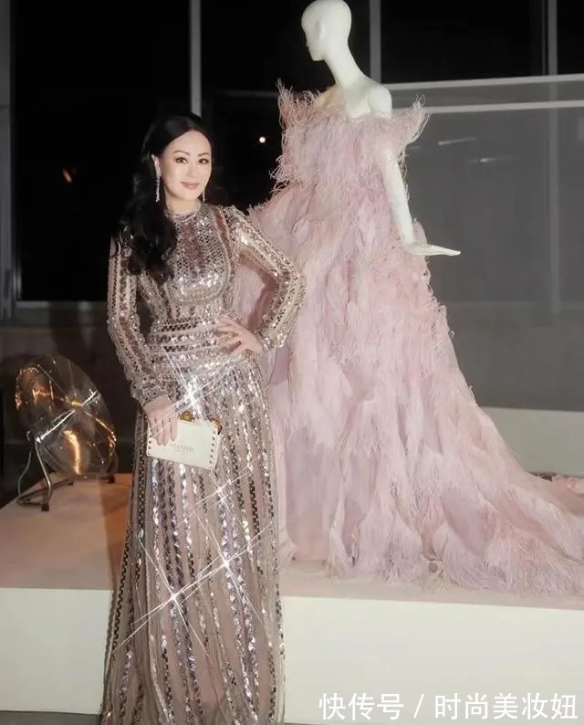 鱼尾裙 58岁章小蕙气质开挂,穿黑色鱼尾裙高雅大方,满满的名媛范