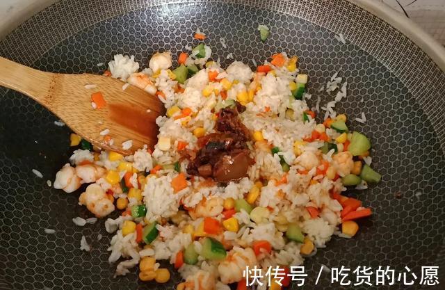 炒饭|为什么厨师炒的饭都是一粒一粒的，而自己炒出来的就是黏糊糊的一坨？