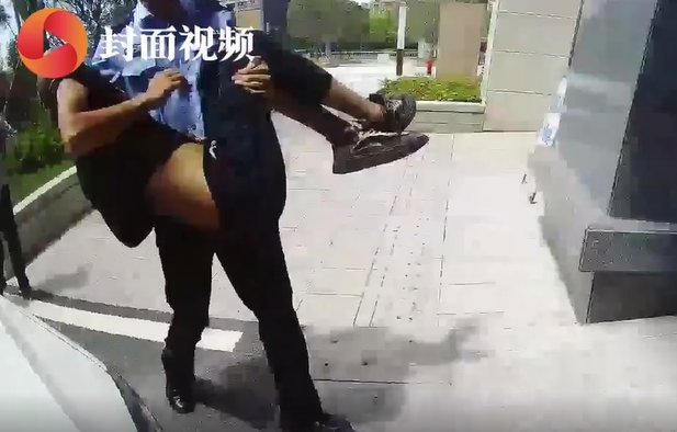 封面新闻|感人！瘦弱辅警抱起比自己还重的男子跑进急诊室