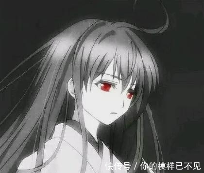 动漫头像：草地上的小羊好幸福，站在自己巨大的食物上