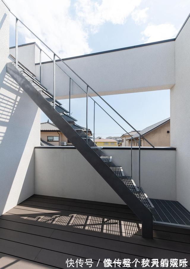 露台|顶楼复式,楼梯装家里占面积又碍事,不如把楼梯口封了挪到露台上