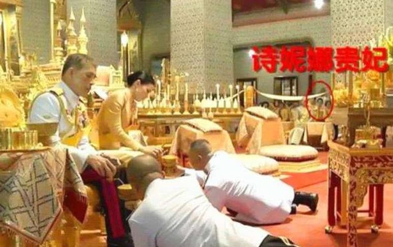 泰国|诗妮娜贵妃册封大典,3个晚辈却一脸不屑,失宠被废早有预兆