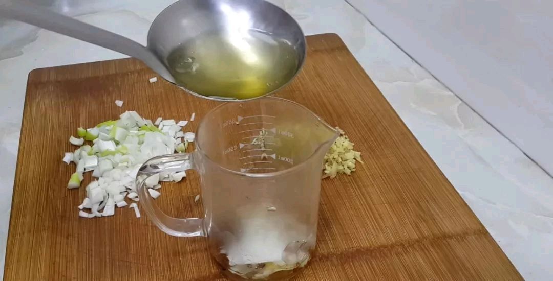 到吃萝卜的时候,我教你怎么做萝卜肉丸它们味道鲜美,但不油炸你吃得越多,它们就越香