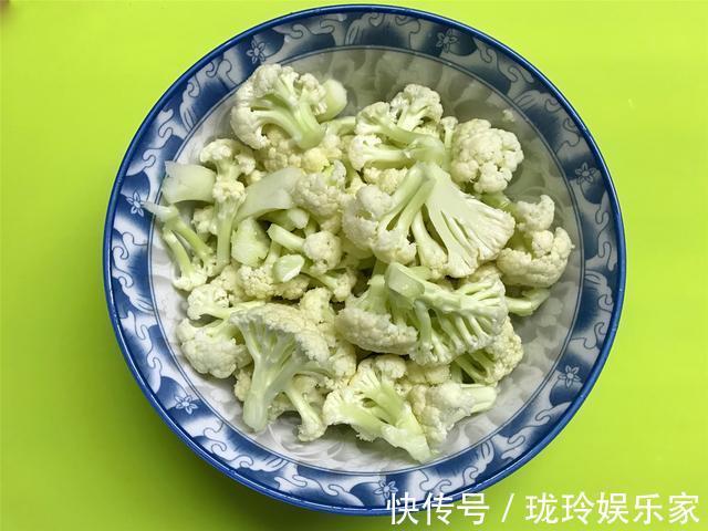 炒花菜时,有人焯水,有人过油,原来都错了,难怪炒出来不好吃