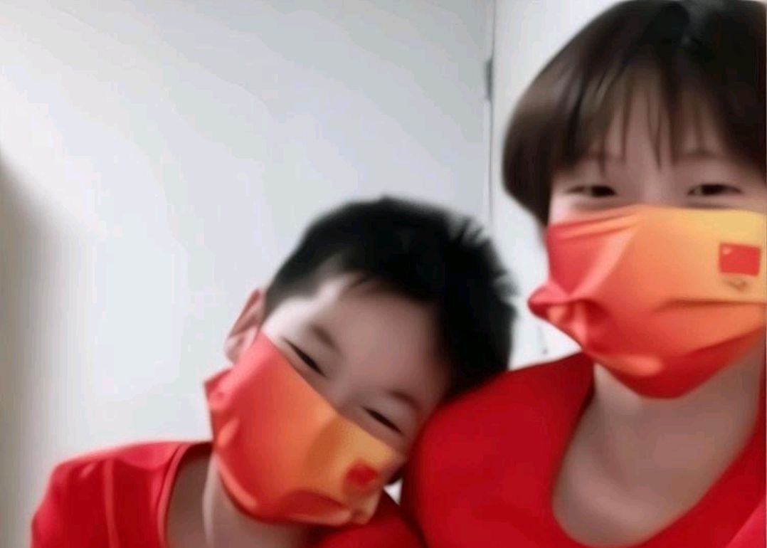 张家齐吐槽全红婵:干嘛捏我腿是不是有毛病,全红婵听后偷偷坏笑